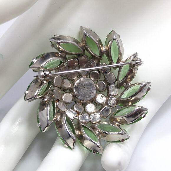 Vintage Peridot Green Rhinestone Domed Brooch, Aurora Borealis, 1960s - Picture 6 of 10